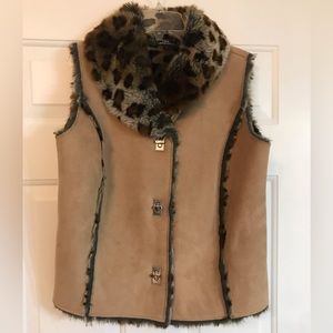 **NEW WITHOUT TAG** SUEDE LIKE VEST WITH FAUX FUR LINING AND TRIM SIZE PETITE M